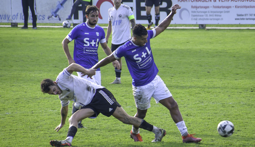 Atila (am Ball) und Diego Liechti überwintern auf dem zweiten Platz in der 2. Liga inter.