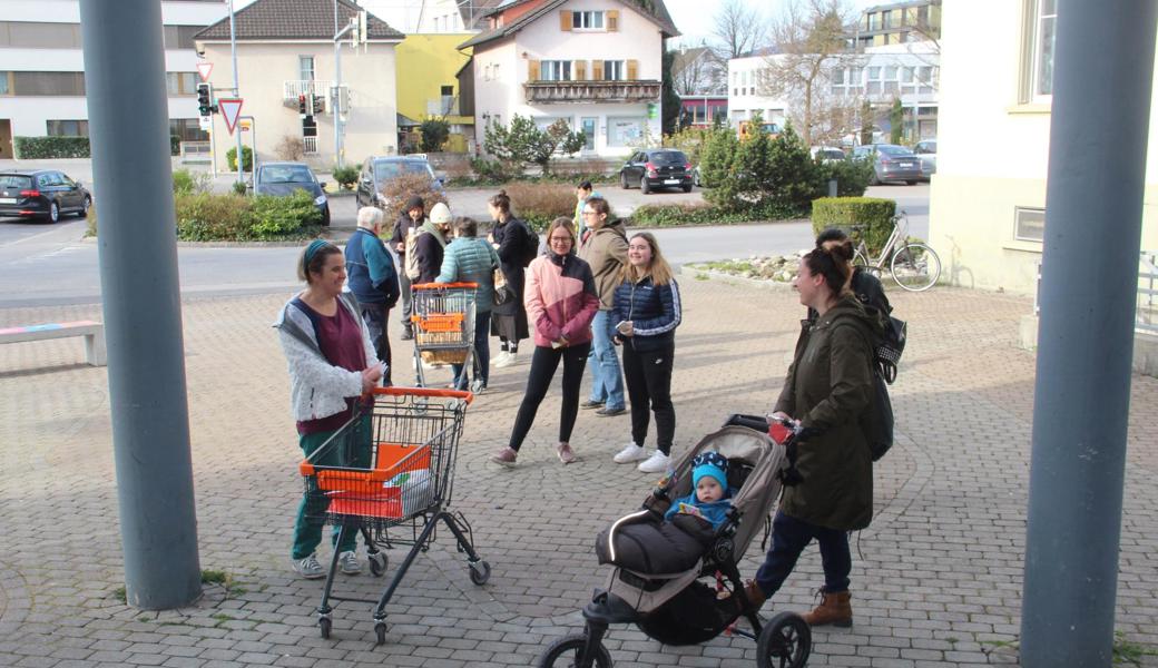 Warten vor der Migros in Diepoldsau. Maximal sieben Kunden dürfen sich gleichzeitig im Laden aufhalten. Im viel grösseren Migros im St. Margrether «Rheinpark» dürfen sich zur gleichen Zeit 200 Kundinnen und Kunden bewegen.