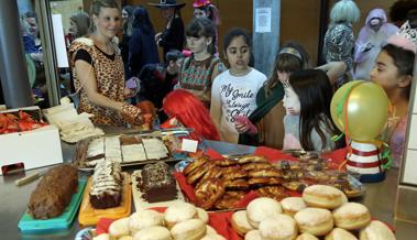 Durstiger Spiderman macht Party mit der Eisprinzessin