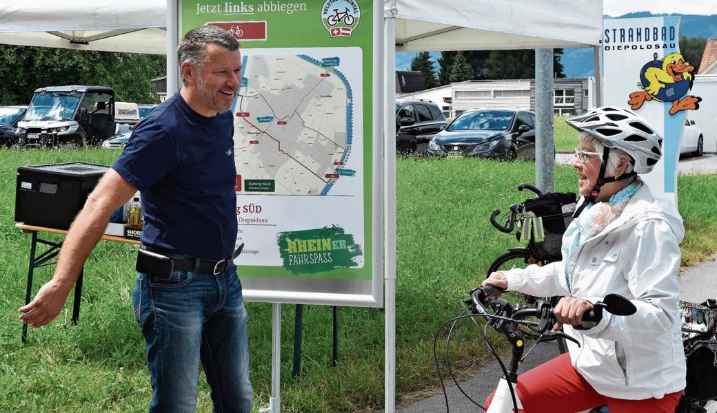 «Der Weg ist aber nicht neu», sagt Ursula Horlacher zum Diepoldsauer Gemeinderat Guido Seiz, der den seit 2019 bestehenden «Radweg Süd» bewirbt. 