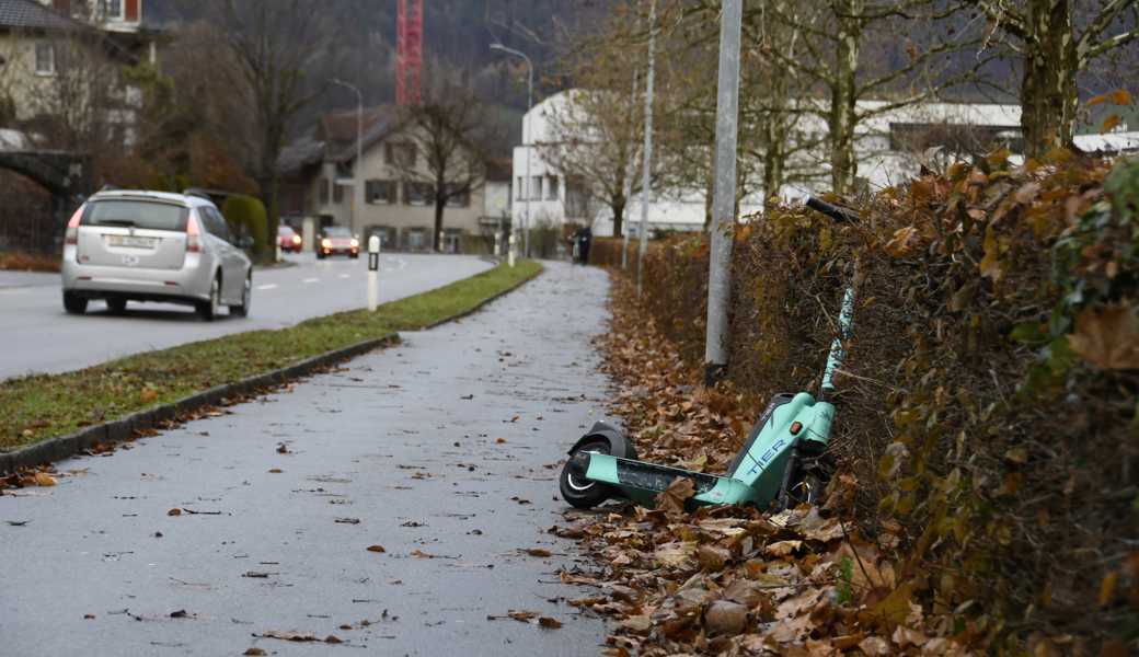 Der hellblaue E-Scooter der Marke Tier fristet sein Dasein an der Bahnstrasse in Heerbrugg. 