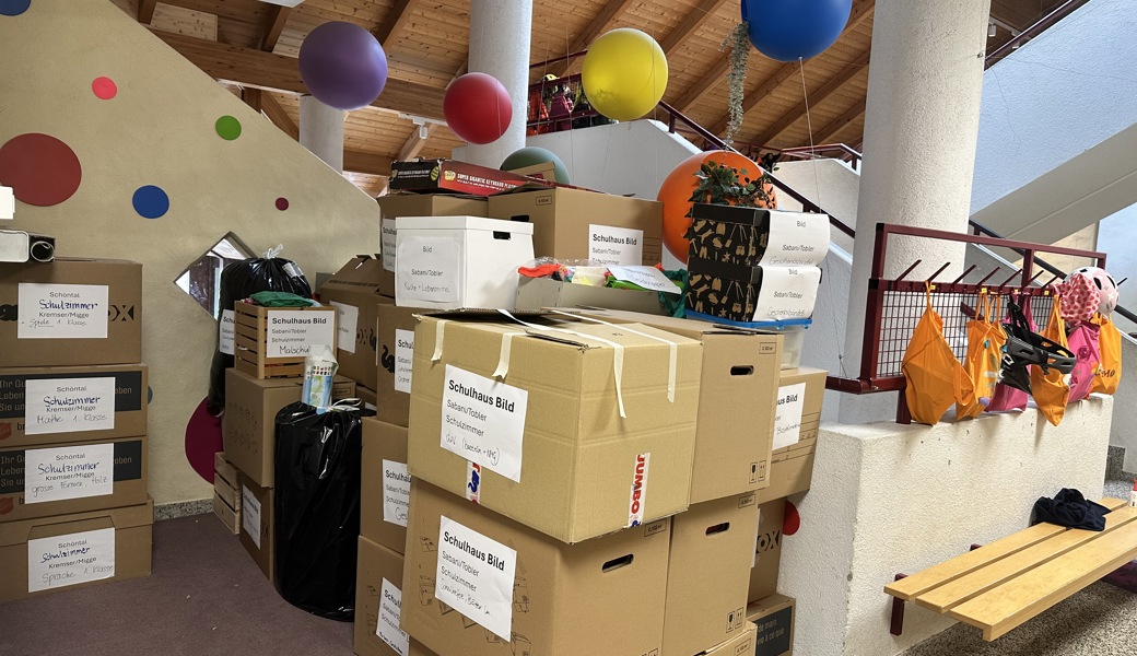 Lehrer schleppen Kisten: Altstätten räumt Klassenzimmer