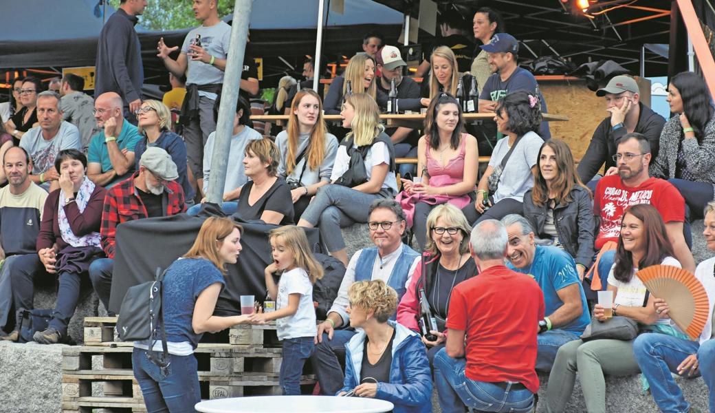 Da hat das Wetter noch mitgespielt, die vielen Fans haben den Auftakt genossen. Gegen 21.30 Uhr brach das Unwetter über den Rheinauenpark herein. 