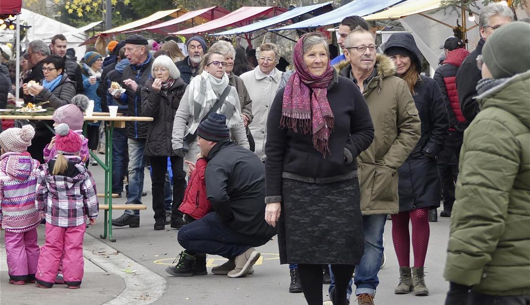 Viele Marktbesucher bummelten zwischen den liebevoll geschmückten Ständen. 