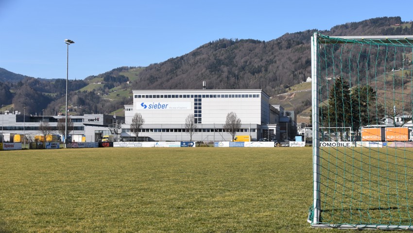 Zwischen Tennisplatz und Sieber Transport liegt der Platz, auf dem Au-Berneck bis Sommer 2024 spielt. Die Werbebanden sind gezügelt.