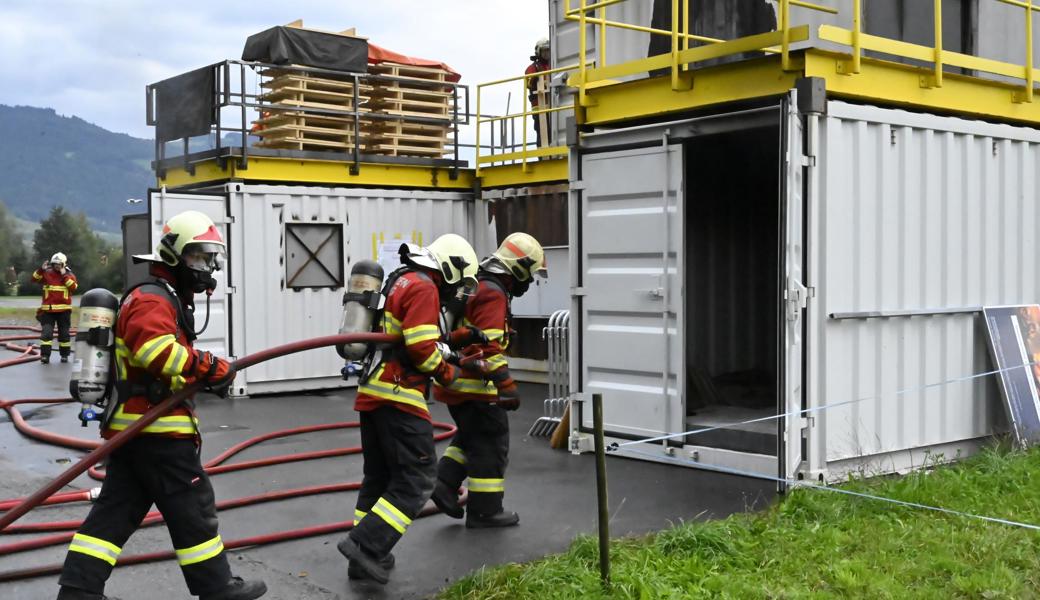 Feuerwehrleute müssen sich auf extreme Situationen vorbereiten: Atemschutzübung letzten Samstag in der neuen Brandcontaineranlage auf der Allmend.