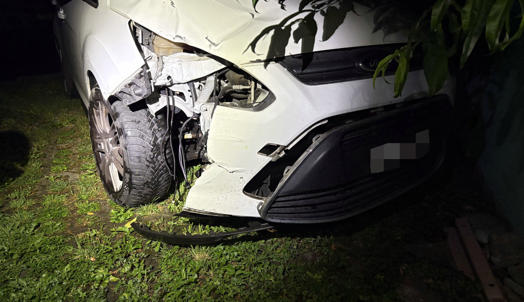 Drogenfund und Fahrerflucht: Polizei nimmt fünf Autofahrer fest