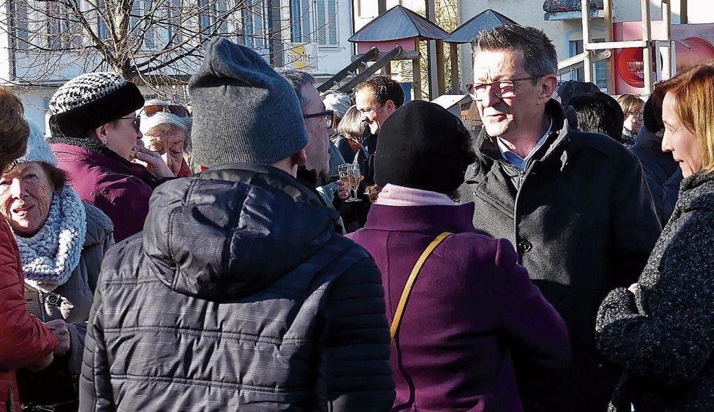 Gemeindepräsident Reto Friedauer im Gespräch mit den Bürgern.