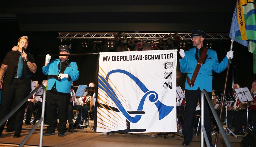 Fabienne Schawalder, Mitglied der Fahnenkommission, stellte am Herbstfest die neue Fahne vor.