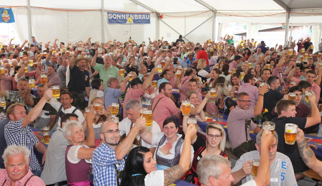 Die Mitglieder des Sonnenbräu-Fanclubs stimmen mit Bierkrügen ab. 