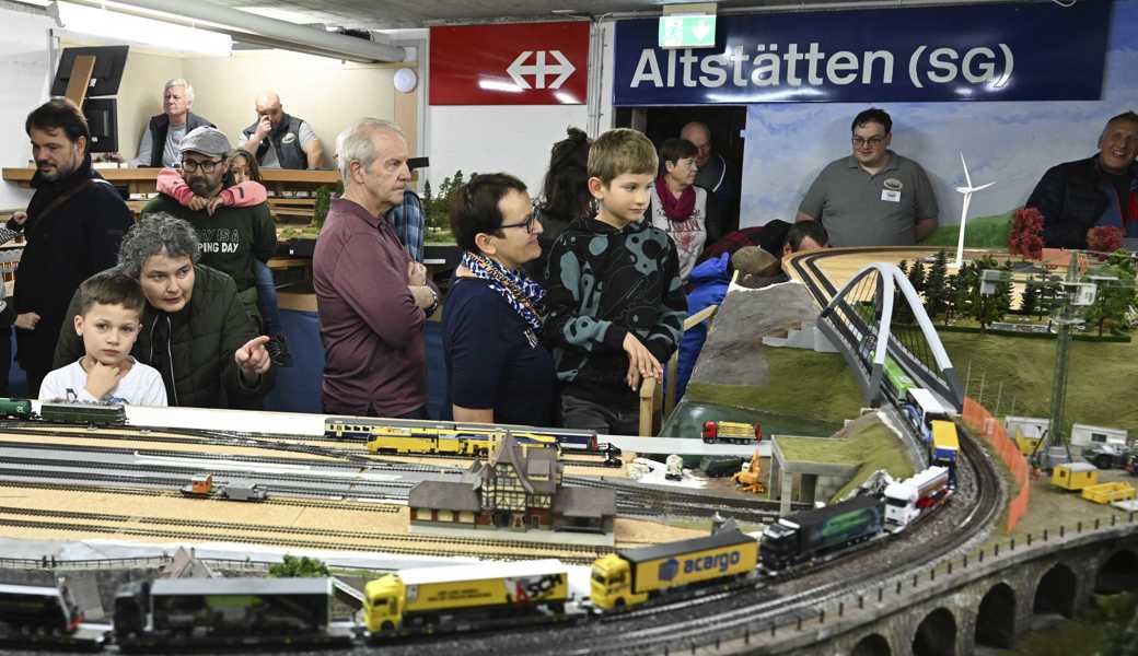 Das Publikum registrierte die vielen kleinen Details der Modelleisenbahn-Anlage. 