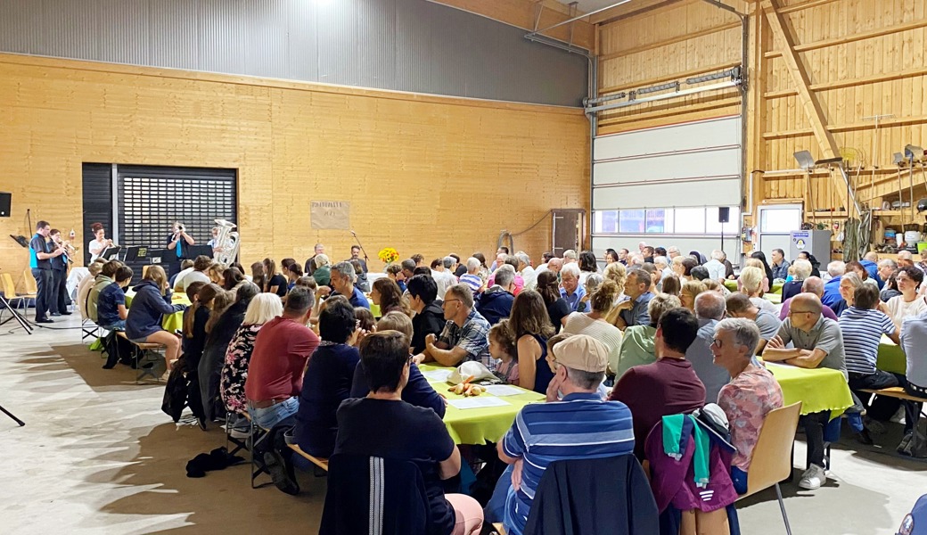 Der Feldgottesdienst auf dem Hof Nüesch war gut besucht.(ai)