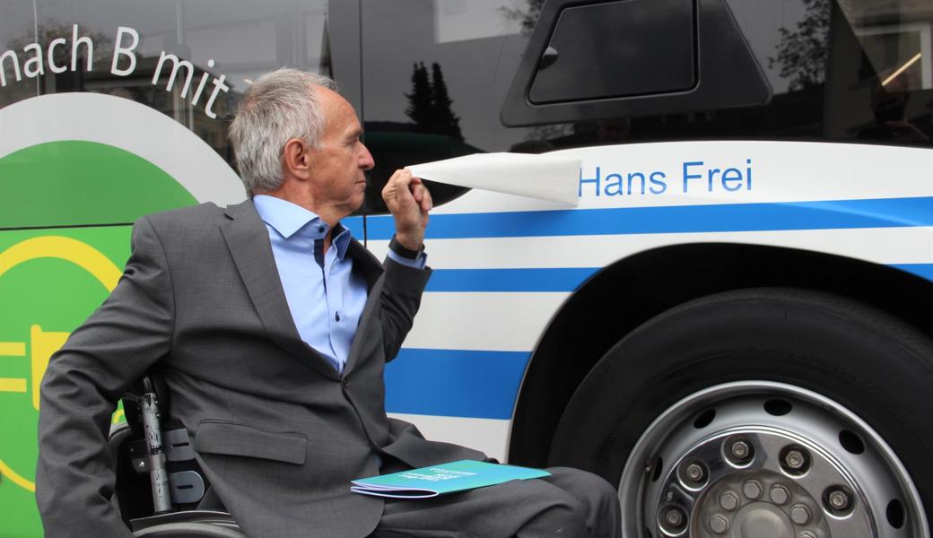 Zwei von drei Geschenken für Hans Frei: ein Bus mit seinem Namen und eine schöne Festschrift.