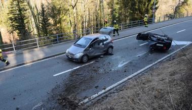 Überholmanöver endet mit Rega-Einsatz und demoliertem Auto