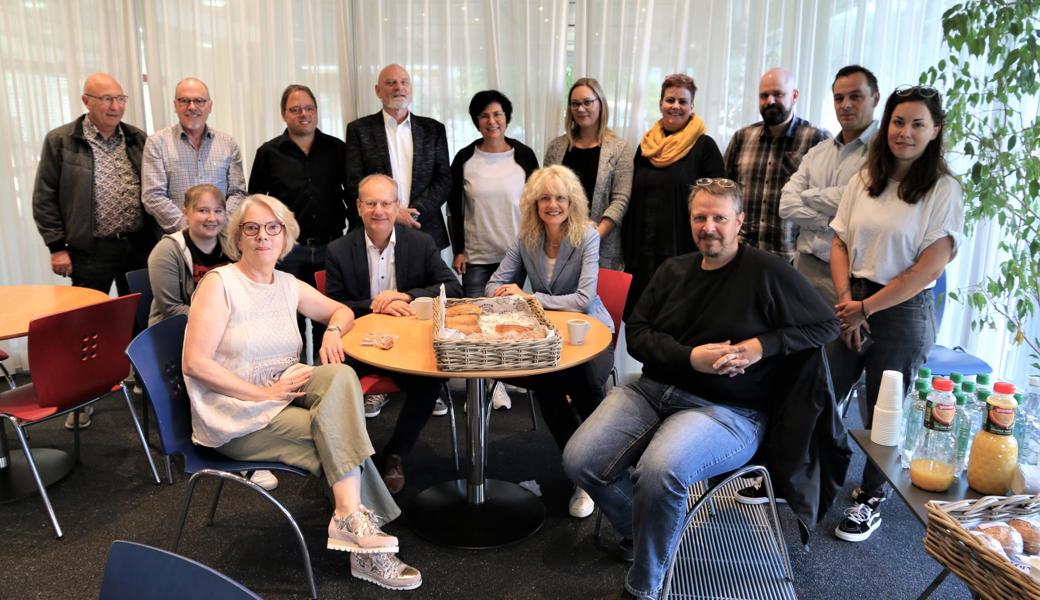 Brigitte Lüchinger (rechts am Tisch) und Thomas Bolt (links am Tisch) überbrachten dem "Rheintaler"-Team Glückwünsche des Arbeitgeberverbandes Rheintal.