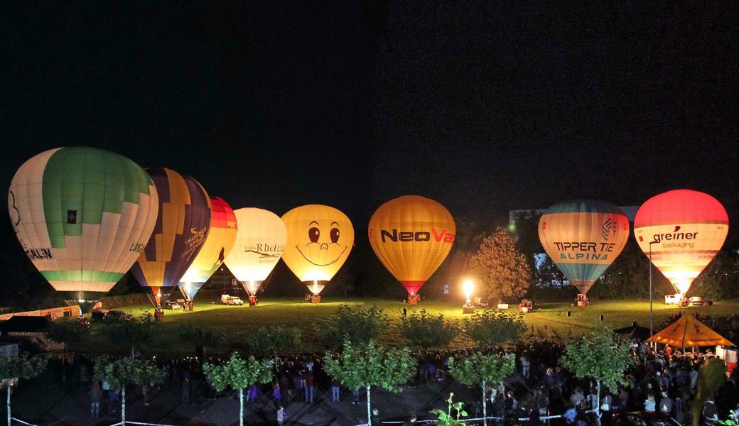 Helles Aufleuchten der Ballonhüllen beim «Night Glow».