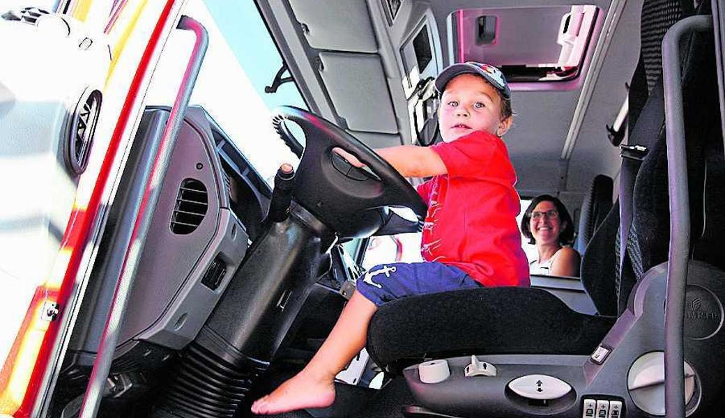 Das gefiel den kleinen Besuchern: Platz nehmen im Feuerwehrauto.