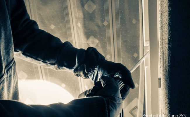 Diebe brechen in Bar ein und stehlen Bargeld und Tresor