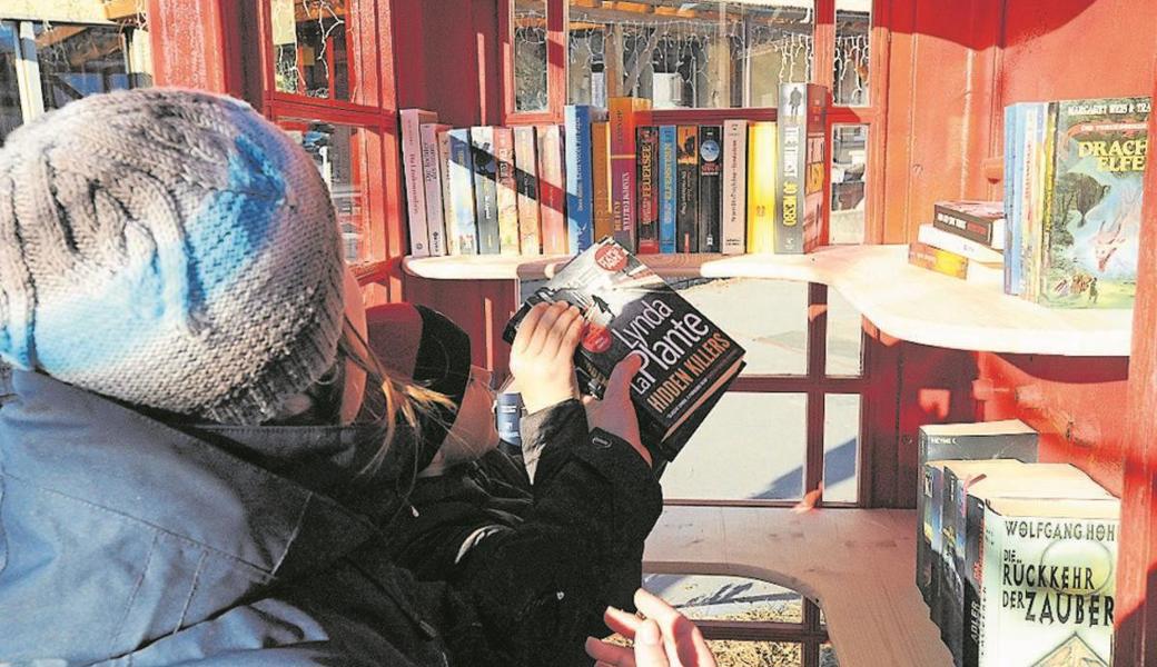 Die Marbacherinnen und Marbacher haben von ihrem Einwohnerverein vor zwei Jahren eine zur Bücherbox umgebaute englische Telefonzelle erhalten, die auf dem Dorfplatz steht.