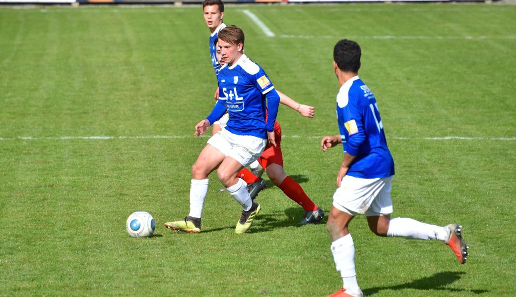 Widnaus Daniele Varano (am Ball) behauptet sich. Hinten Noah Thönig, rechts Daniel De Almeida.