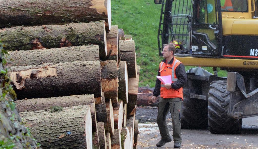 Josef Benz hat wegen Schäden in Wäldern alle Hände voll zu tun. Josef Benz hat wegen Schäden in Wäldern alle Hände voll zu tun.