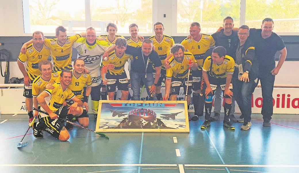 Gators-Trainer Peter Schmitter (Mitte im schwarzen Hemd) bekam von seinen Spielern für den Aufstieg ein Top-Gun-Bild überreicht, weil er jeweils das Training in einem Top-Gun-T-Shirt leitet. 