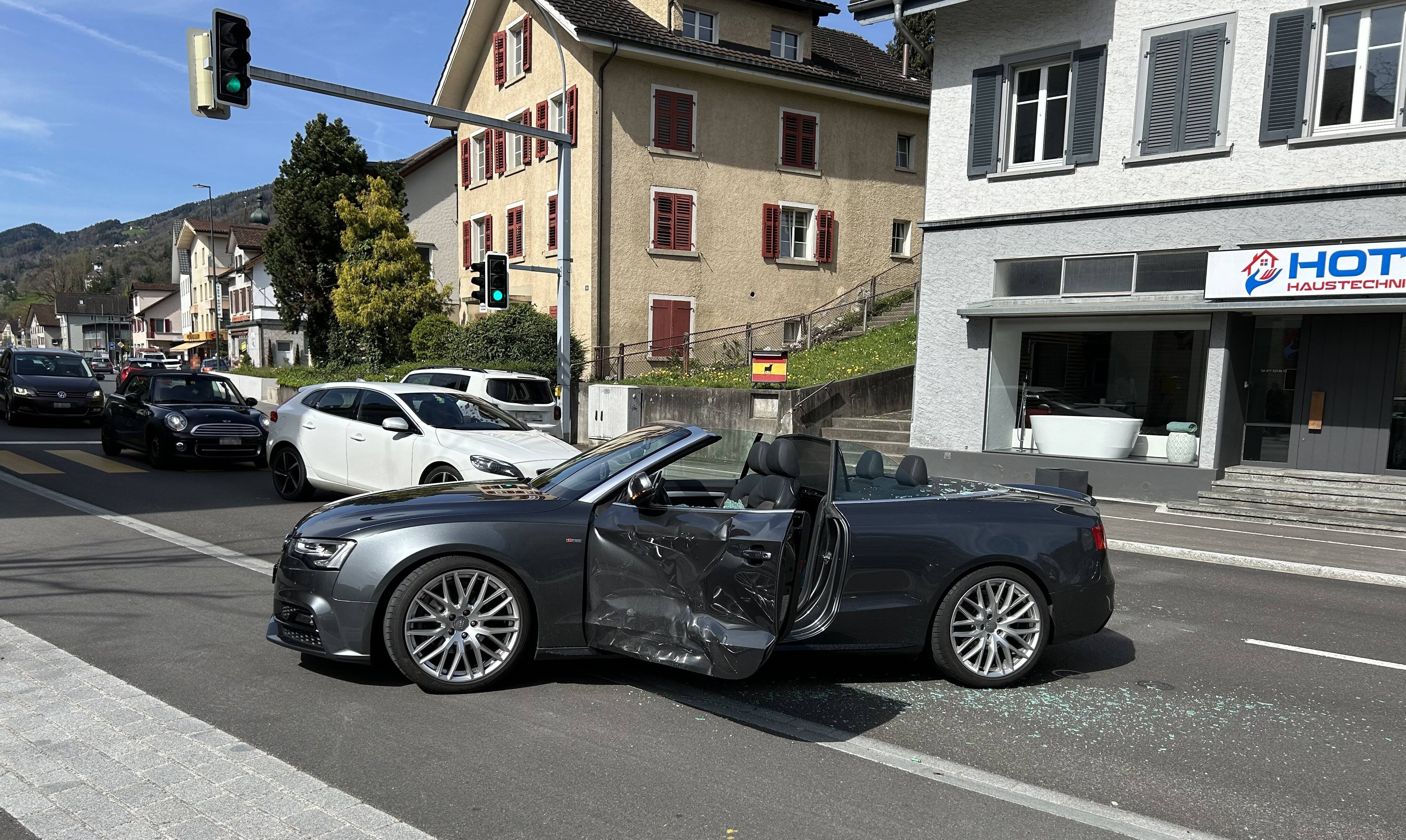 Zwei Autos Kollidieren Auf Der Hauptstrasse - 48-jährige Frau Verletzt ...