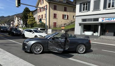 Zwei Autos kollidieren auf der Hauptstrasse - 48-jährige Frau verletzt