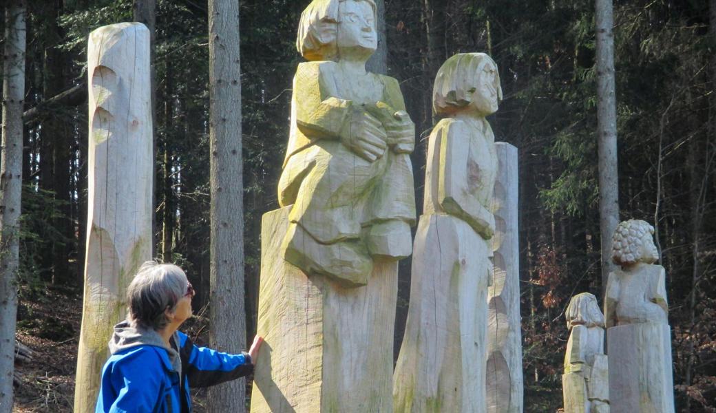 Kunst im Wald: Holzskulpturen zwischen Wolfhalden und Walzenhaus.