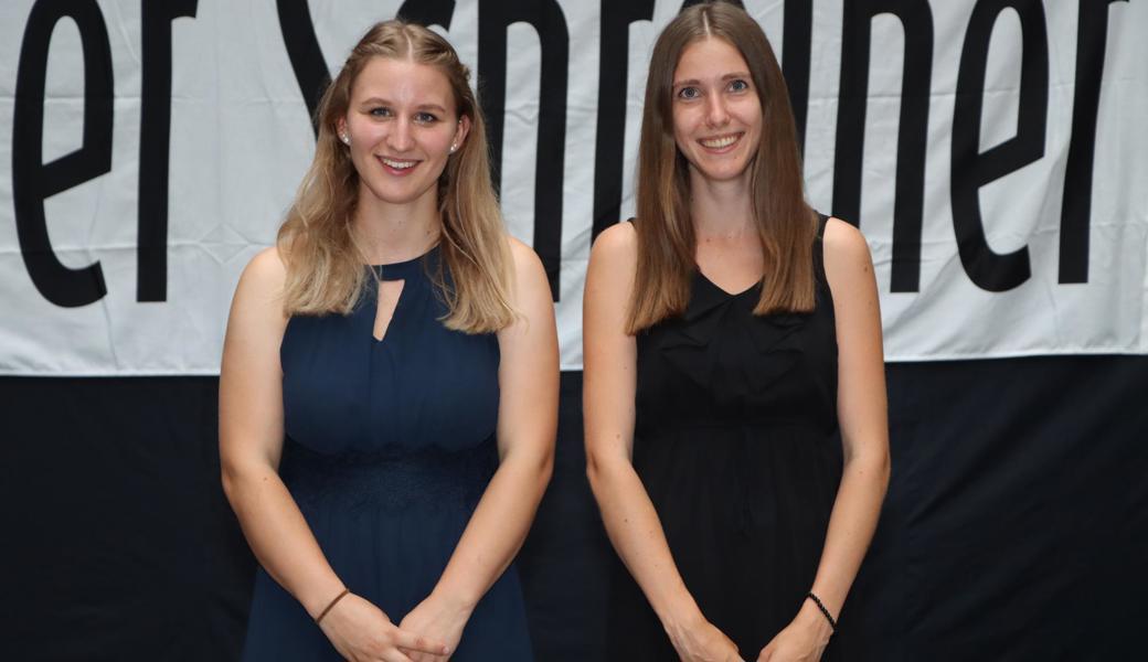 Leandra Heeb (links) aus Oberriet und Carole Humbel aus Montlingen wurden für ihre Leistung an der Abschlussprüfung geehrt und ausgezeichnet.  