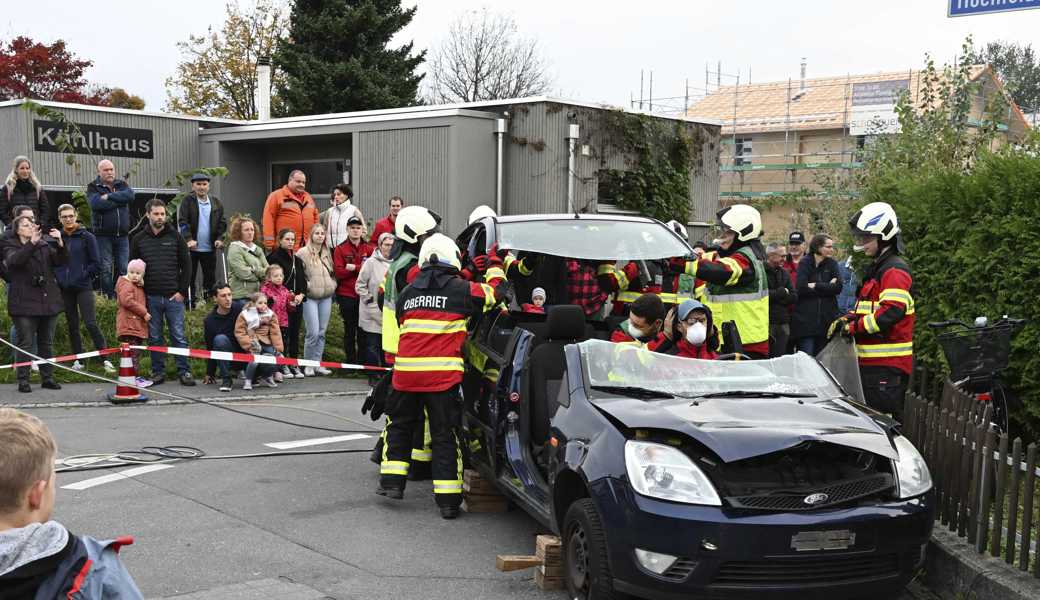 Die Feuerwehr demonstriert bei ihrer Übung die Bergung eines Verletzten. 