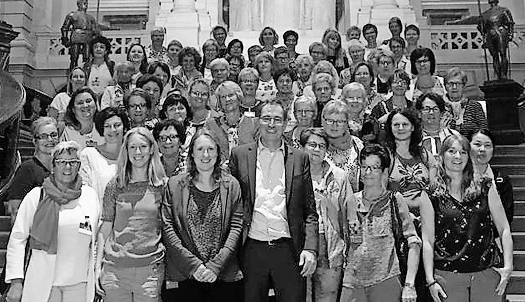 Die Frauengemeinschaft Oberriet zusammen mit Nationalrat Roland Rino Büchel in der Kuppelhalle des Parlamentsgebäudes. Bild: pd