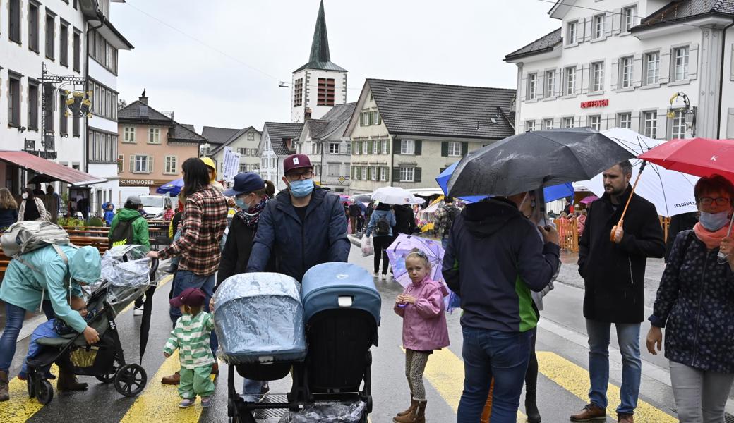 Bei der Kilbi Anfang Juni trugen viele noch Maske.