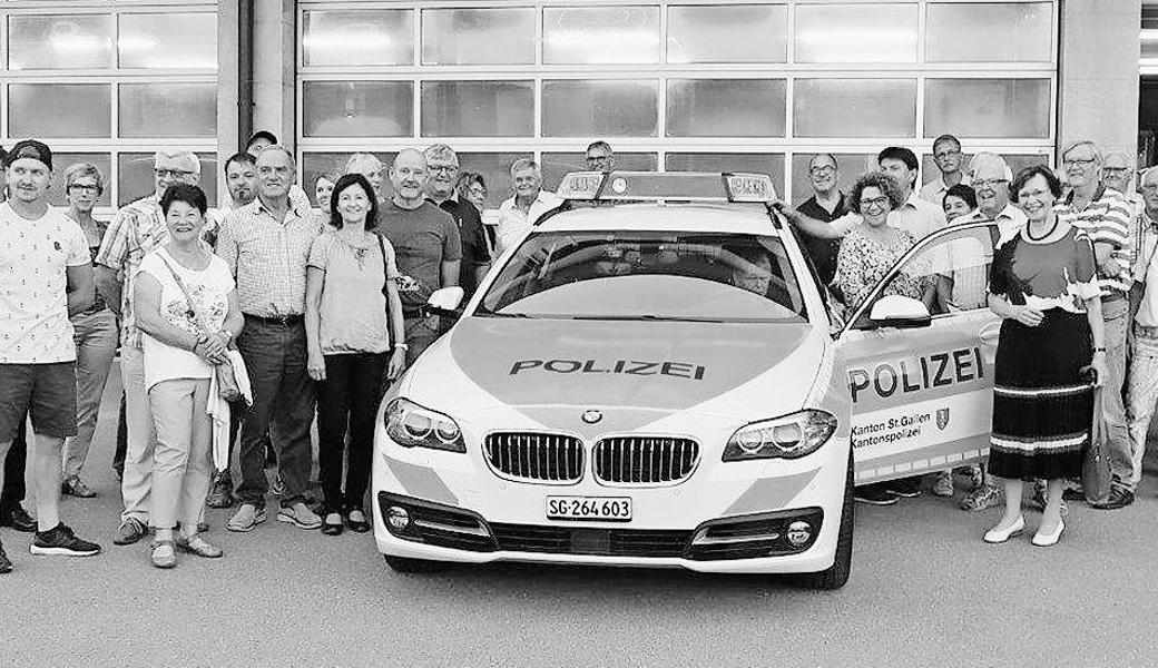 Sicher auf den Strassen unterwegs – die TCS-Delegierten zu Besuch bei der Regionalpolizei in Buriet. Bild: pd