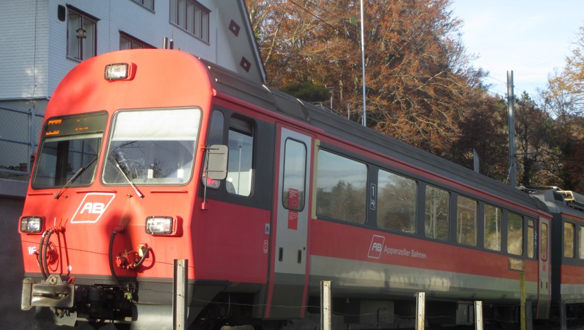 Ein Zug der Gais-Altstätten-Bahn auf der Höhe der Haltestelle «Alter Zoll».
