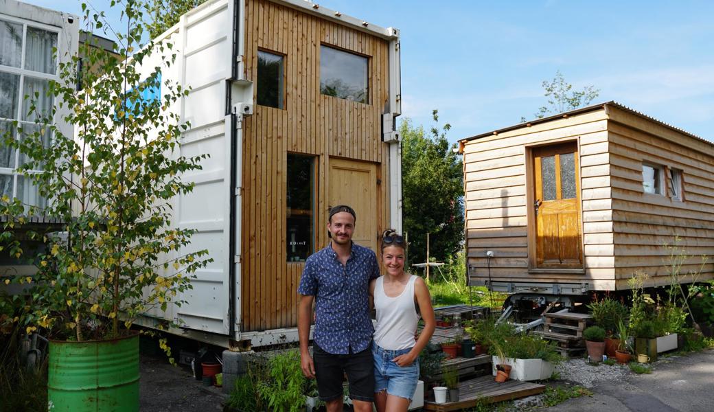 Um das Tiny House von Lukas Alpiger und Fiona Tobler ist es grün geworden. Das Containerdorf befindet sich hinter dem Coop in Altstätten. 