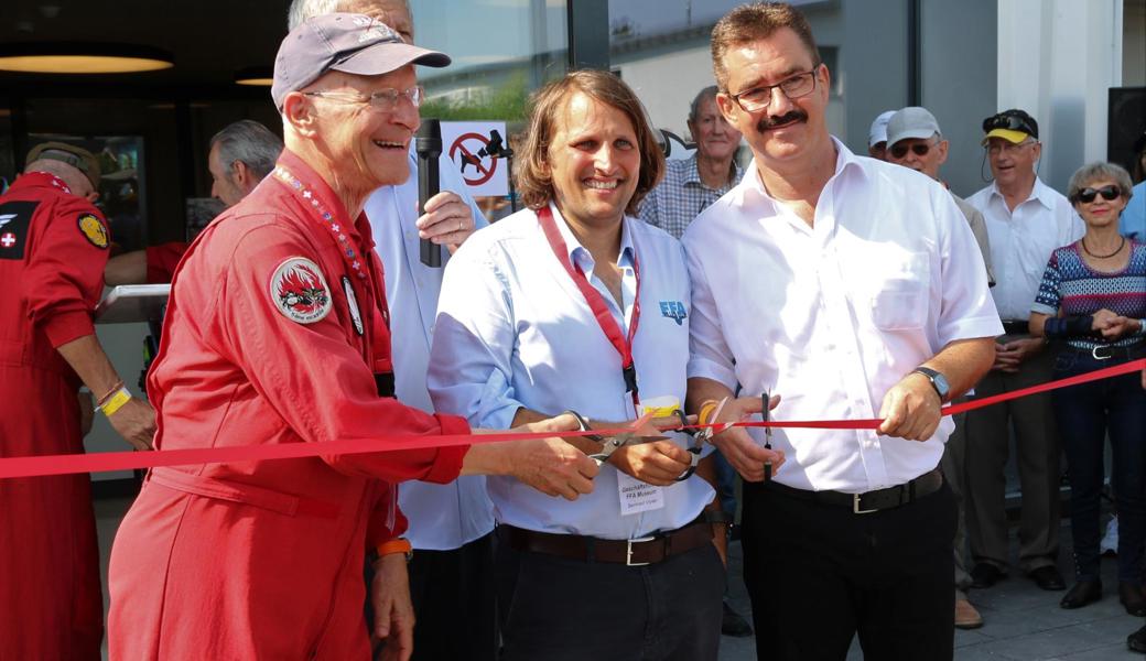 Der ehemalige Astronaut Claude Nicollier (von links), Bernhard Vonier und Robert Raths eröffneten das neue Flieger- und Fahrzeugmuseum Altenrhein.