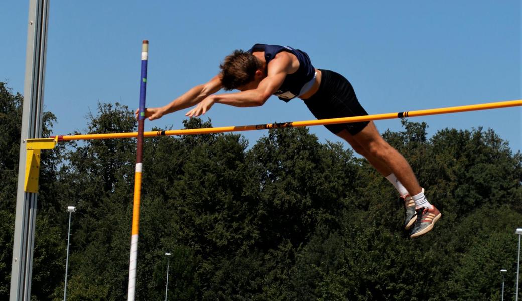 Jodok Buschor, der zweitbeste KTVler aller Zeiten (Kategorie Junioren), überspringt im Stabhochsprung 3.80m.