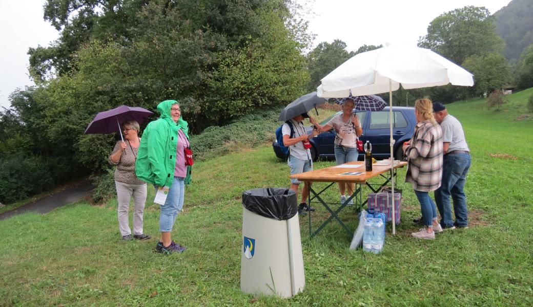 Die Wein-Wanderlustigen liessen sich vom Wetter nicht beeindrucken.