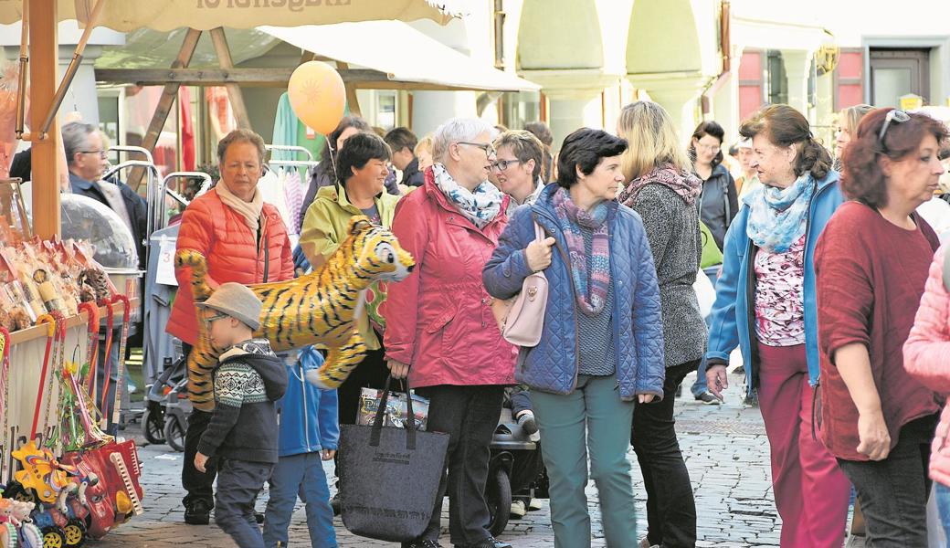 Der Altstätter Maimarkt hat letzten Donnerstag wieder Hunderte Besucherinnen und Besucher angelockt. Gleich nachdem die Stände geöffnet hatten, schlenderten viele Leute durch die Gassen. 