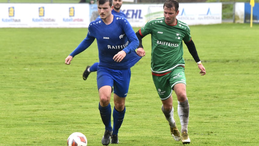 Rüthi (links in Blau Robin Sonderegger) und Rebstein (Valentino Tomasic) können ihre starke Hinrunde veredeln.