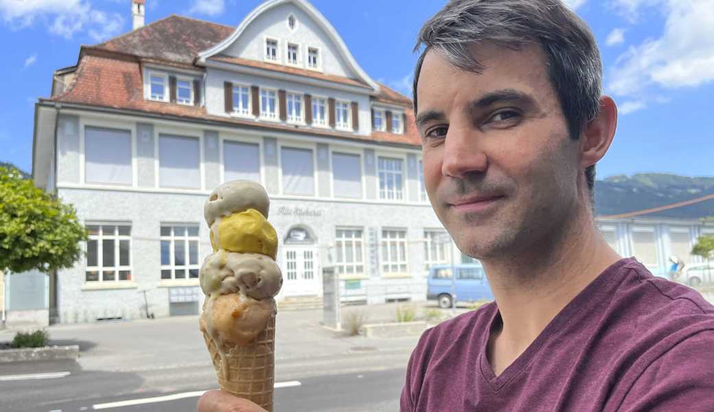 Vier Kugeln durften es schon auf Schulreisen sein: Wann immer der Glaceproduzent Claudio Donati eine Gelateria entdeckte, griff er zu. Im Hintergrund ist die «Alte Stickerei» in Lüchingen zu sehen; hier produziert der Unternehmer.