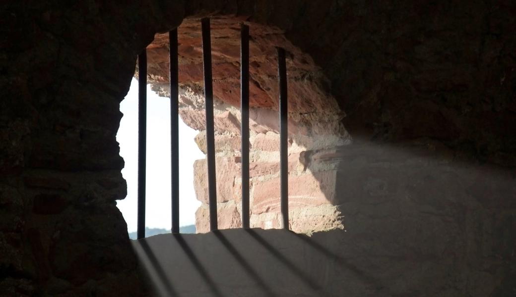 Für den Angeklagten bleibt es vorerst eher dunkel. Sein Wunsch, «die andere Seite des Lebens» zu entdecken, wird noch nicht erfüllt. Das Gericht ist überzeugt, dass er den Weg dahin ohne stationäre Therapie und Suchtbehandlung nicht finden kann.