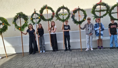 Palmenbasteln im Pfarreizentrum: Besonderer Start in den Gottesdienst