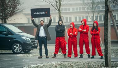 SFS-Lernende stürmen verkleidet den Pausenplatz