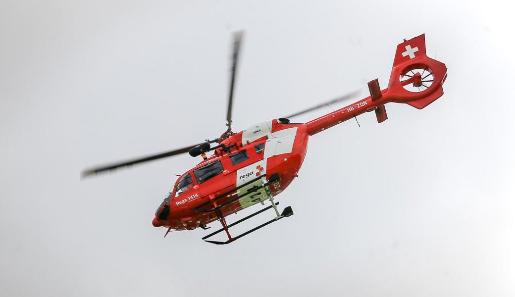 Ein Helikopter der Rega brachte die verletzte Frau ins Spital.