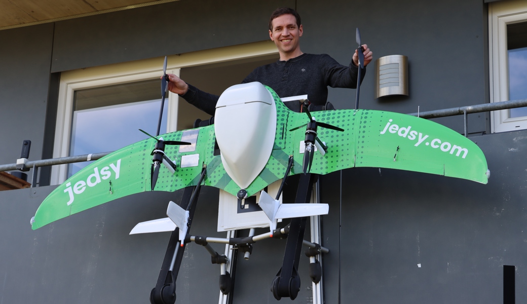 Die Drohne von Herbert Weirather zeichnet sich dadurch aus, dass sie auf einer Ladestation am Balkon oder Fenstersims landen kann.