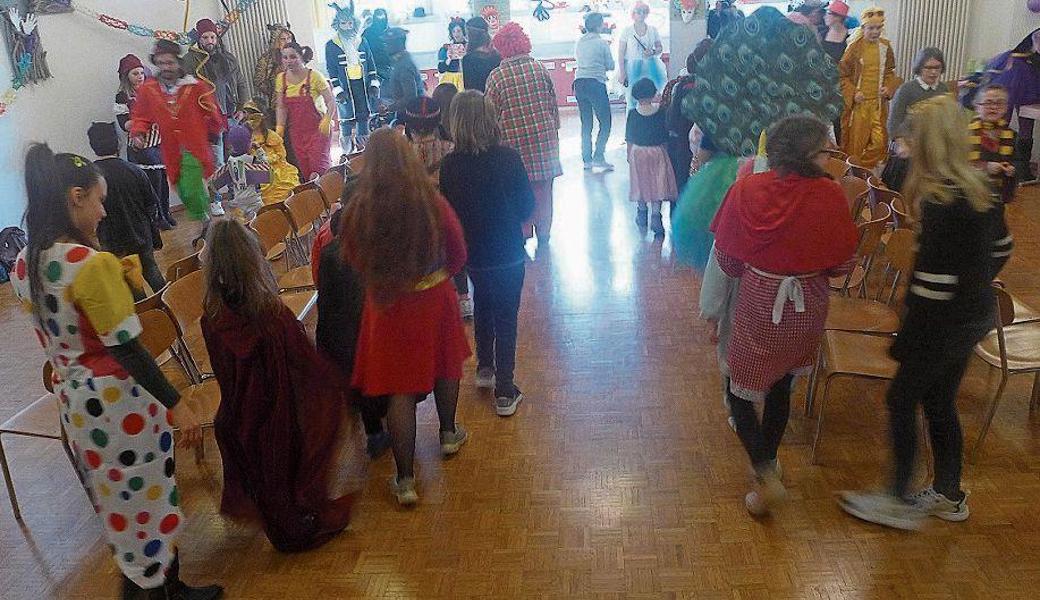 Die verkleideten Kinder feierten mit ihren Mamas und Papas ausgelassen Fasnacht. 