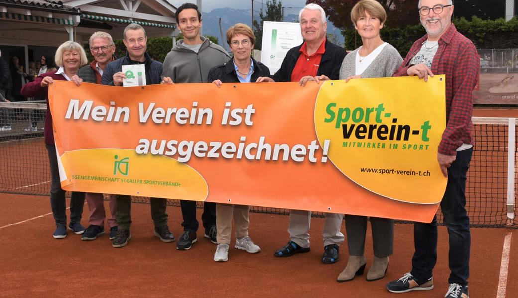 An der Labelverleihung in Balgach (von links): Die TCB-Mitglieder Magdalena Müller, Florian Oesch, René Sieber und Hakim El Haddouchi, Marlene Hasler (Mitglied Kommission «Sport-verein-t»), Peter Meier (TCB), Silvia Troxler (Gemeindepräsidentin Balgach) und Robert Zanga (TCB).