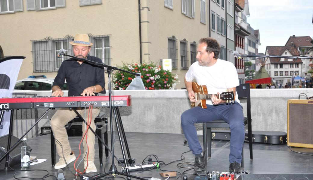 Das Musiker-Duo Andi Loser und Marc Pauli eröffnete die vom Verkehrsverein organisierte Feier zur Brunnenpreisverleihung im gut besetzten Museumsgarten.